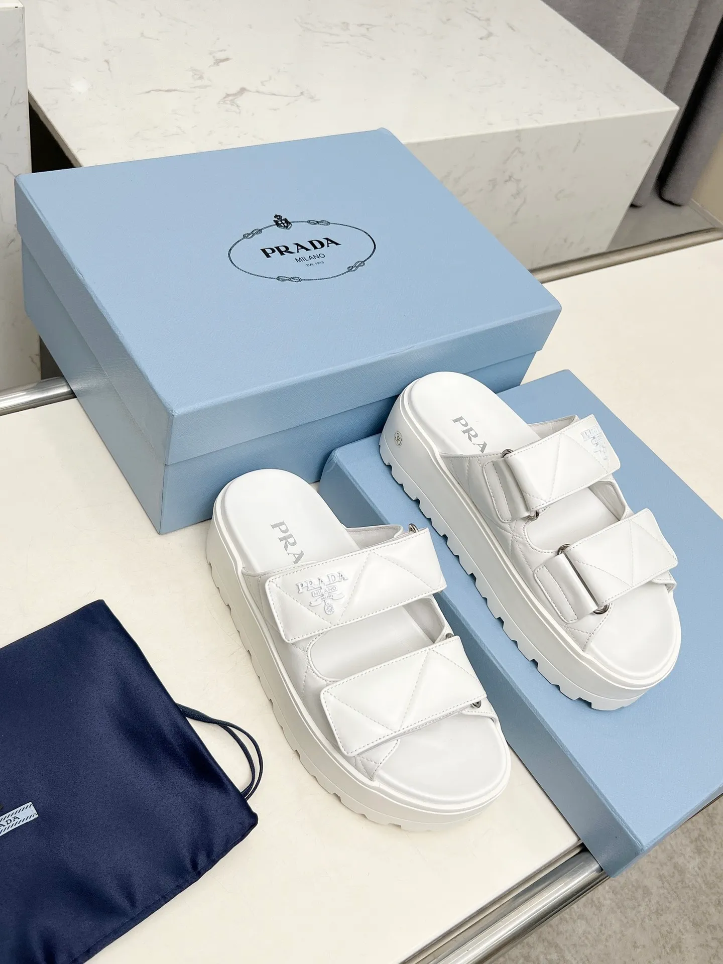 👟👟Ex-factory price 500👟👟 🌸Prada 2025 spring and summer new slippers 💫Velcro sandals The latest catwalk model, classic upgrades, comfort and fashionability coexist. Every color combination looks good, and the design matches different style needs ✅Upper: original customized cowhide ✅Inner lining: original customized sheepskin lining, cowhide feet ✅Outsole: Original molded anti-slip outsole ✅Number of codes: 35-40 (41 customized, non-refundable and non-exchangeable)